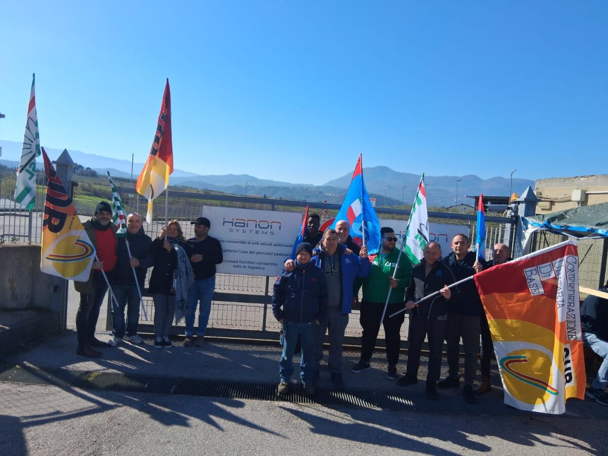 Protesta alla Hannon System di Benevento: i lavoratori in picchetto contro la chiusura dello stabilimento. - 