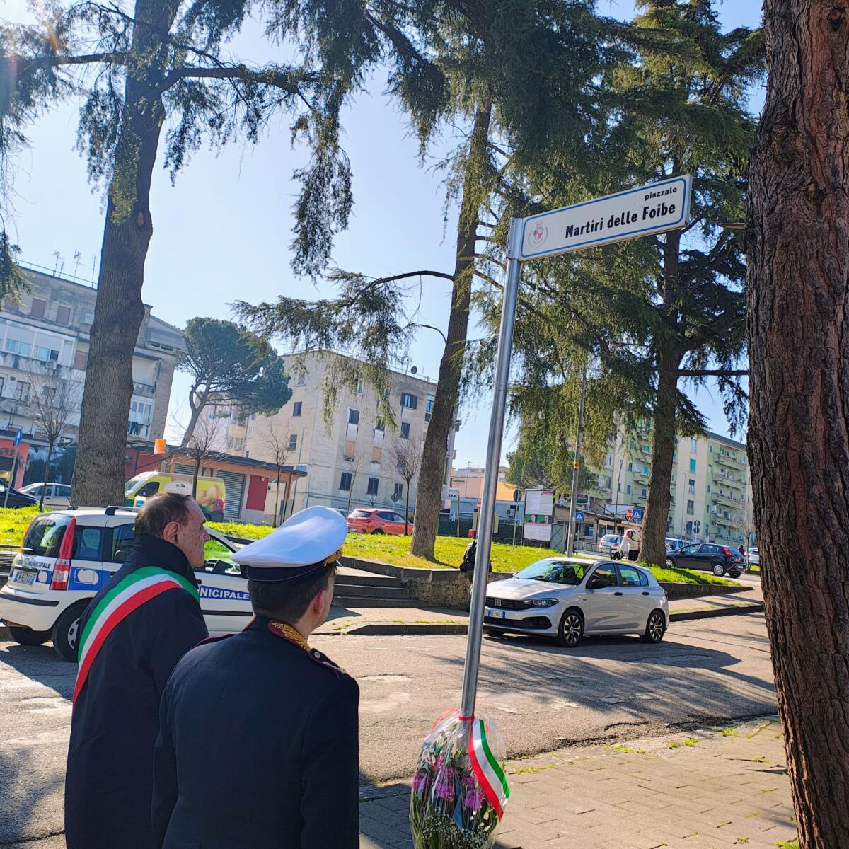 Piazzale Martiri delle Foibe, l'omaggio floreale del sindaco Mastella. - 