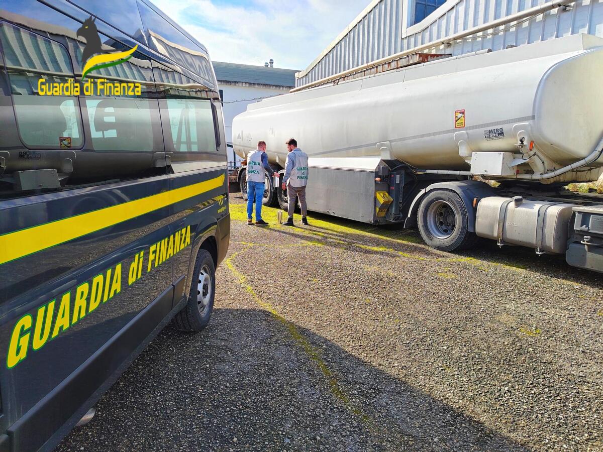 Sequestrata un'autocisterna con circa 30.000 litri di gasolio di contrabbando. - 