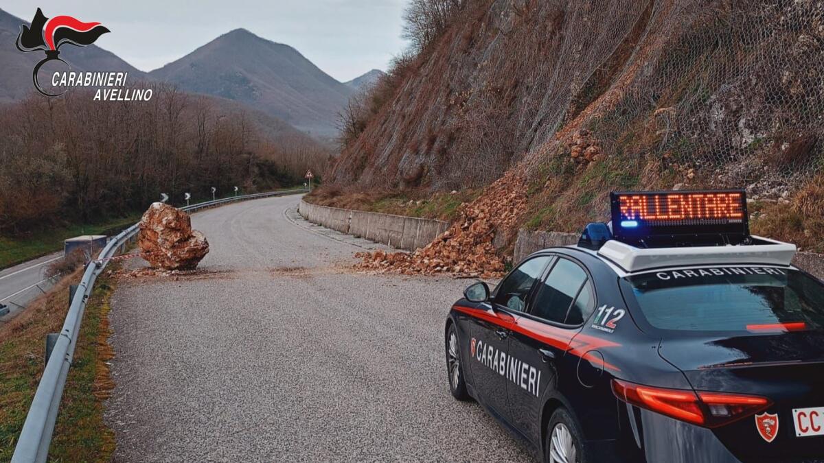 Montemarano. Viabilità rallentata aulla Sp152 per caduta massi - 
