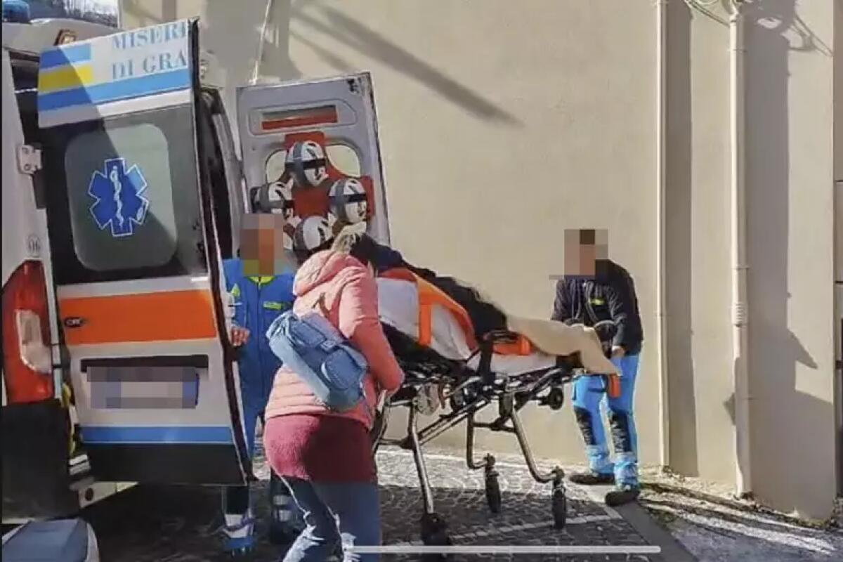 Un 82enne allettato allo sportello in lettiga per riscuotere reddito d'inclusione - 