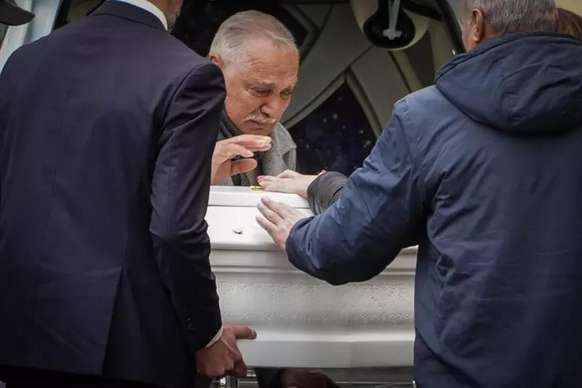 Bimba sbranata da un pitbull, funerali a porte chiuse - 