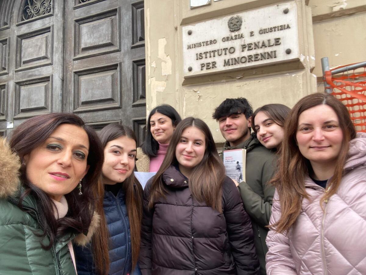 Un ponte tra due realtà: studenti e detenuti insieme per "LIB(e)RI TRA LE RIGHE" - 