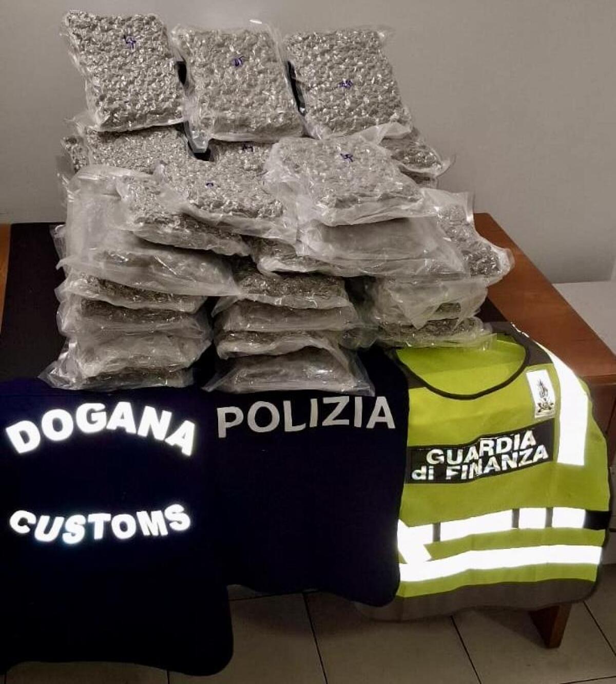 Sequestrati 23 kg di marijuana destinati al mercato campano - 