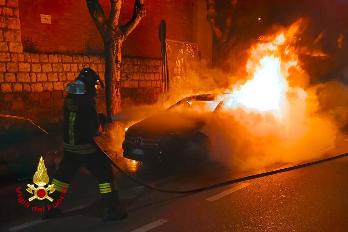 Auto in fiamme ad Avellino, indagano i Carabinieri - 