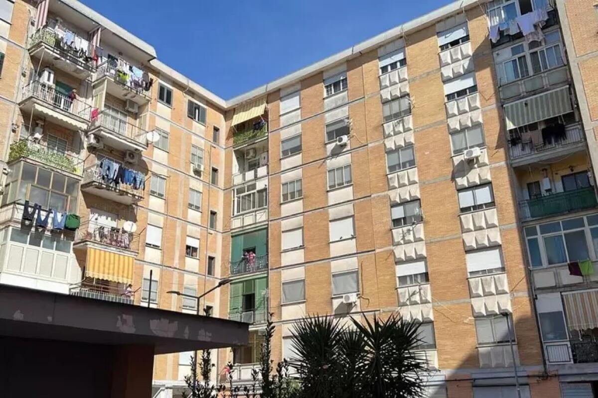 Bimba sbranata, in corso nuovo sopralluogo nell'appartamento. - 