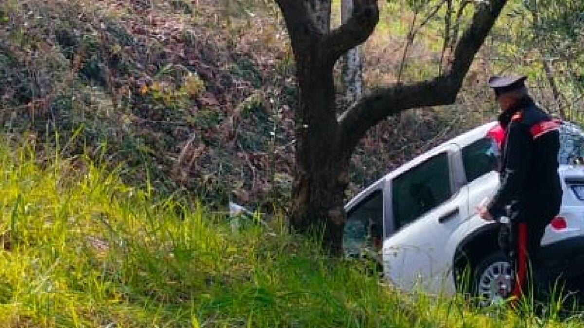 Fuori strada con l'auto, donna soccorsa dai Carabinieri. - 