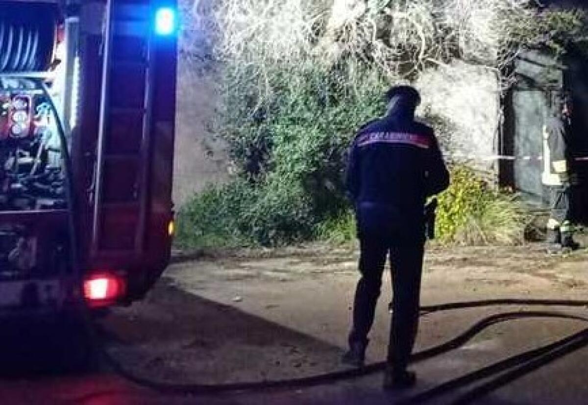 Dato alle fiamme un deposito in legno a Paternopoli - 
