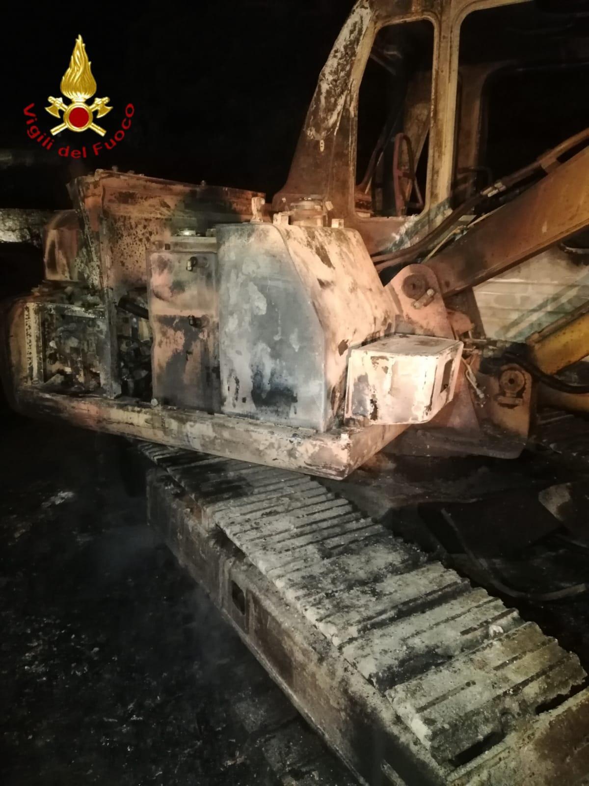 Incendiato escavatore in un cantiere a  Sant'Angelo a Scala, indagano i carabinieri. - 