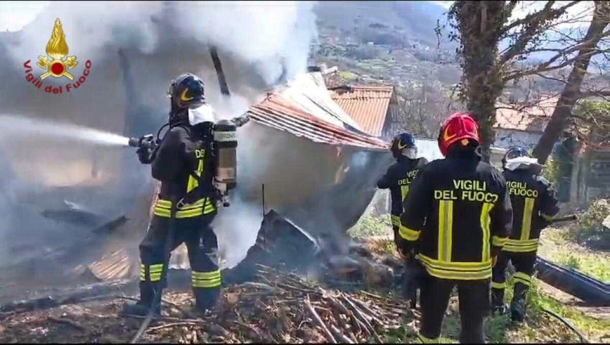 Incendio di un deposito di fieno e attrezzi agricoli. - 