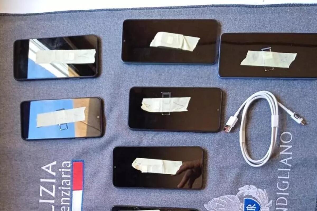 Sequestrati 25 telefoni nel carcere di Secondigliano - 