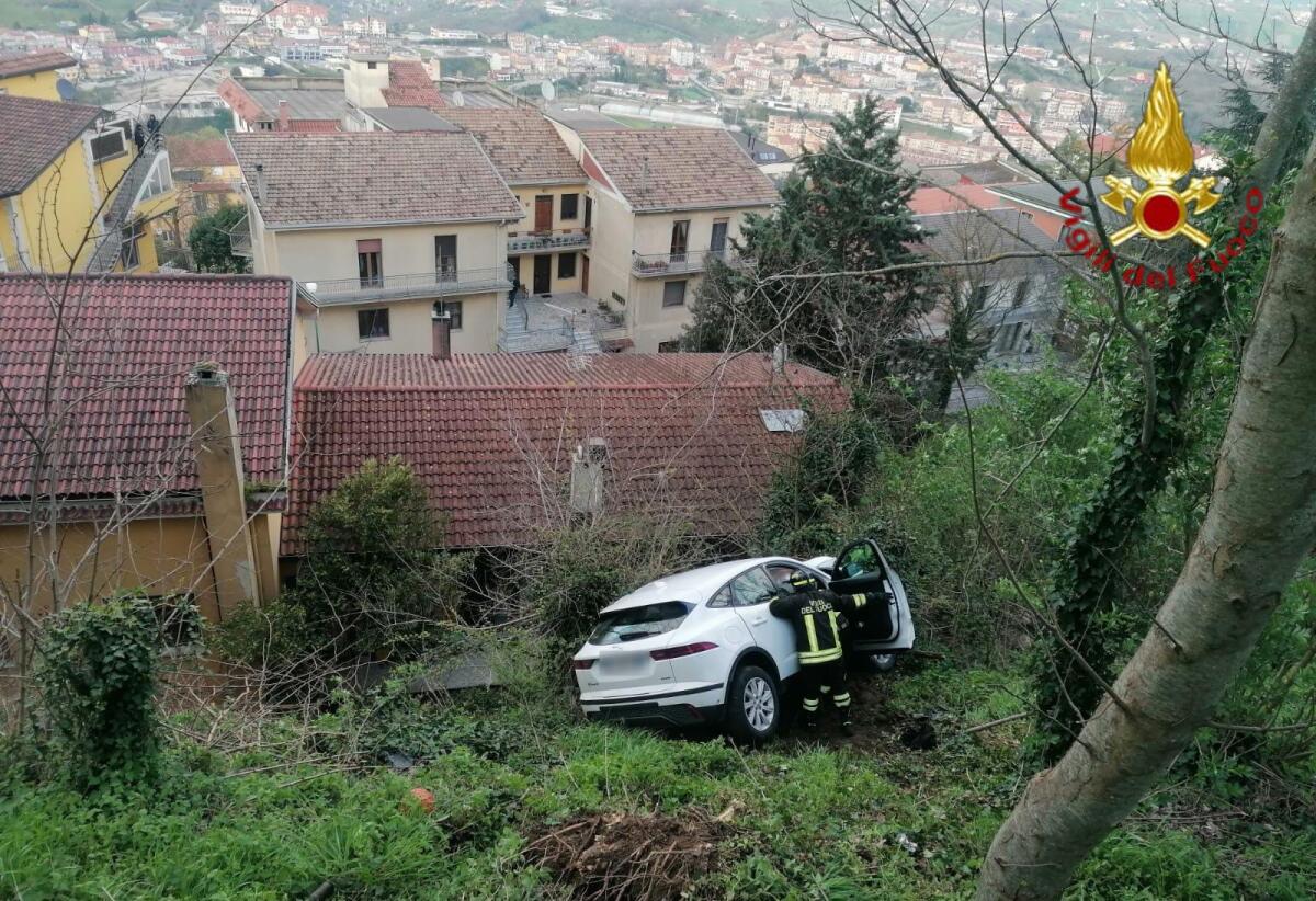 Auto finisce in una scarpata, solo tanto spavento per le persone a bordo. - 