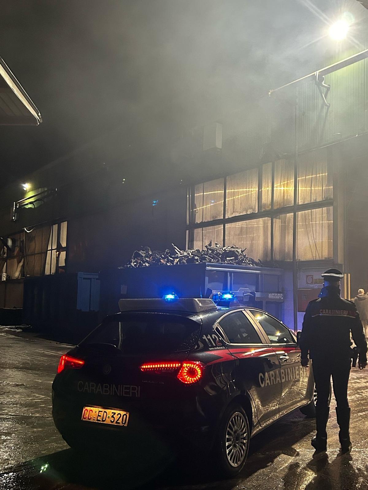 Nusco. A fuoco parte del tetto di un capannone industriale - 