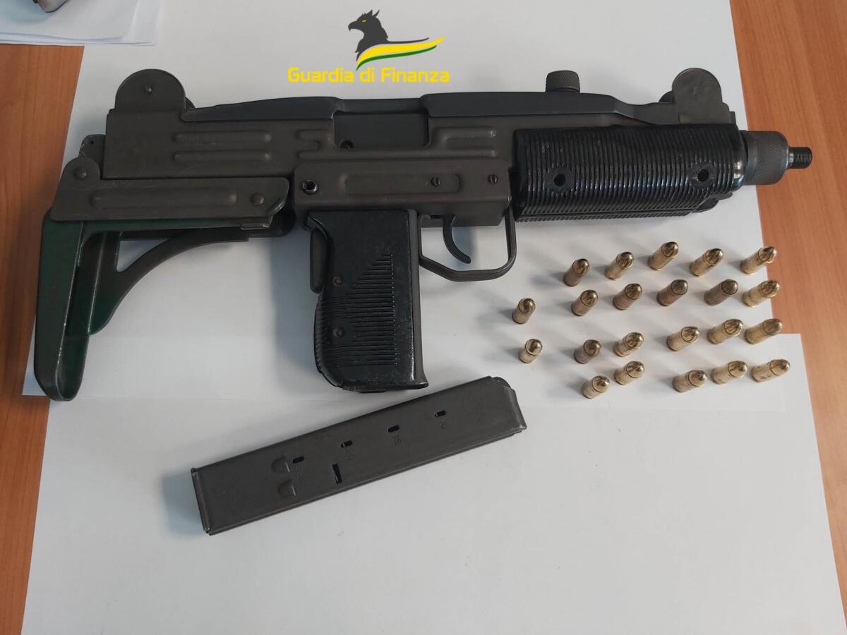Sequestrata una mitragliatrice Uzi, una pistola rubata e cartucce inesplose, arrestate due persone e denunciato un 17enne. - 