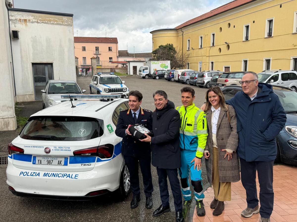 ASIA dona defibrillatore alla Polizia Municipale. - 