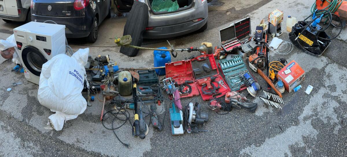 Ladro riesce a sfuggire alla cattura lanciandosi dall'auto in corsa, recuperata refurtiva. - 