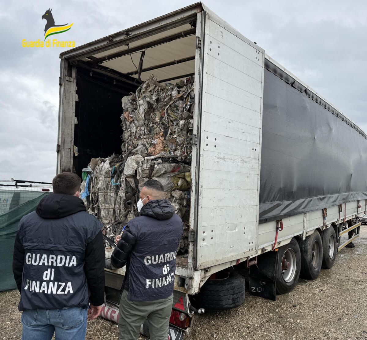 Sottoposte a sequestro oltre 77 tonnellate di rifiuti speciali. - 