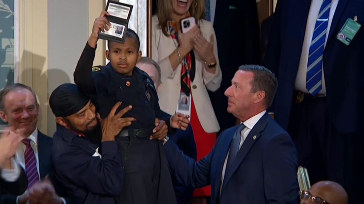 Il ”baby” poliziotto americano “Dj”, ospite d’onore del Telesia for Peoples, premiato dal Presidente Trump durante il Congresso. - 