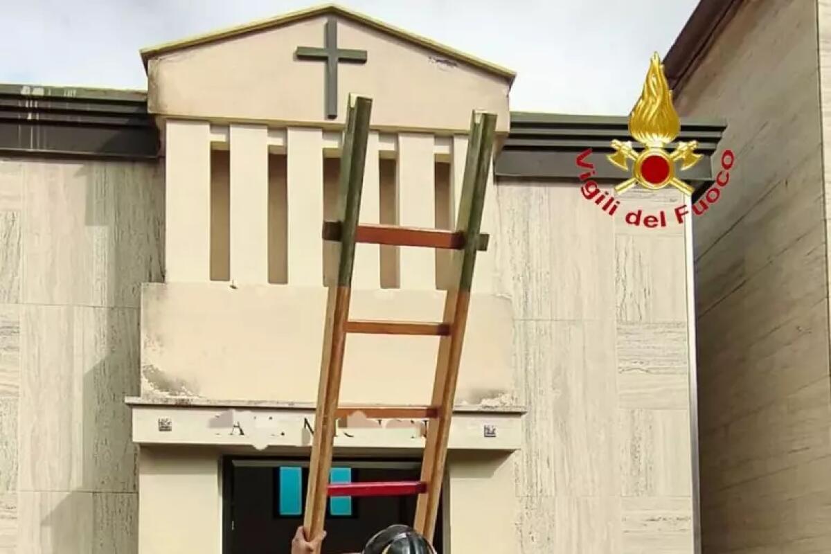 Cede grata, coniugi cadono nella cappella di un cimitero - 