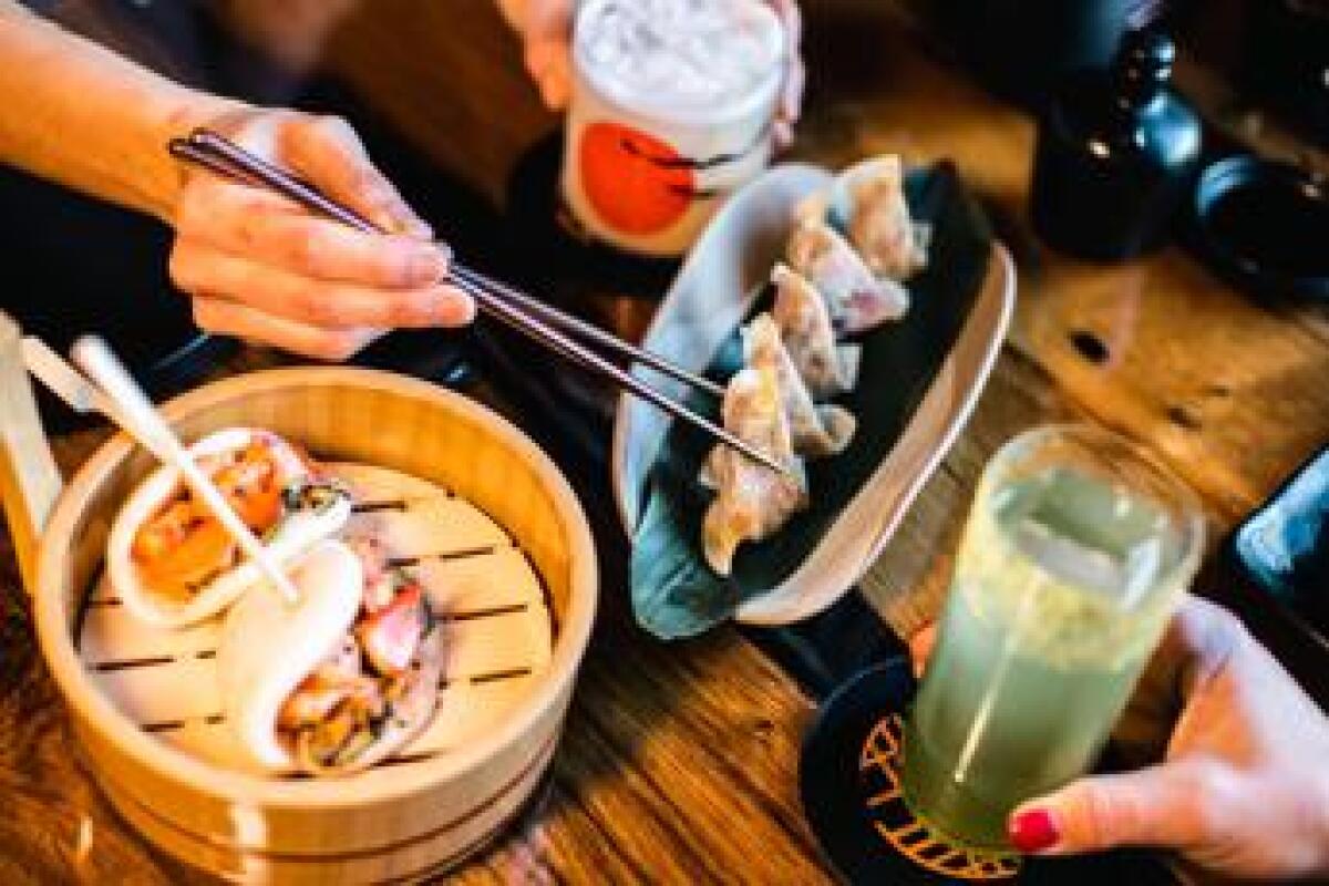 60 clienti sono rimasti intossicati dopo aver mangiato sushi in un ristorante all you can eat. - 