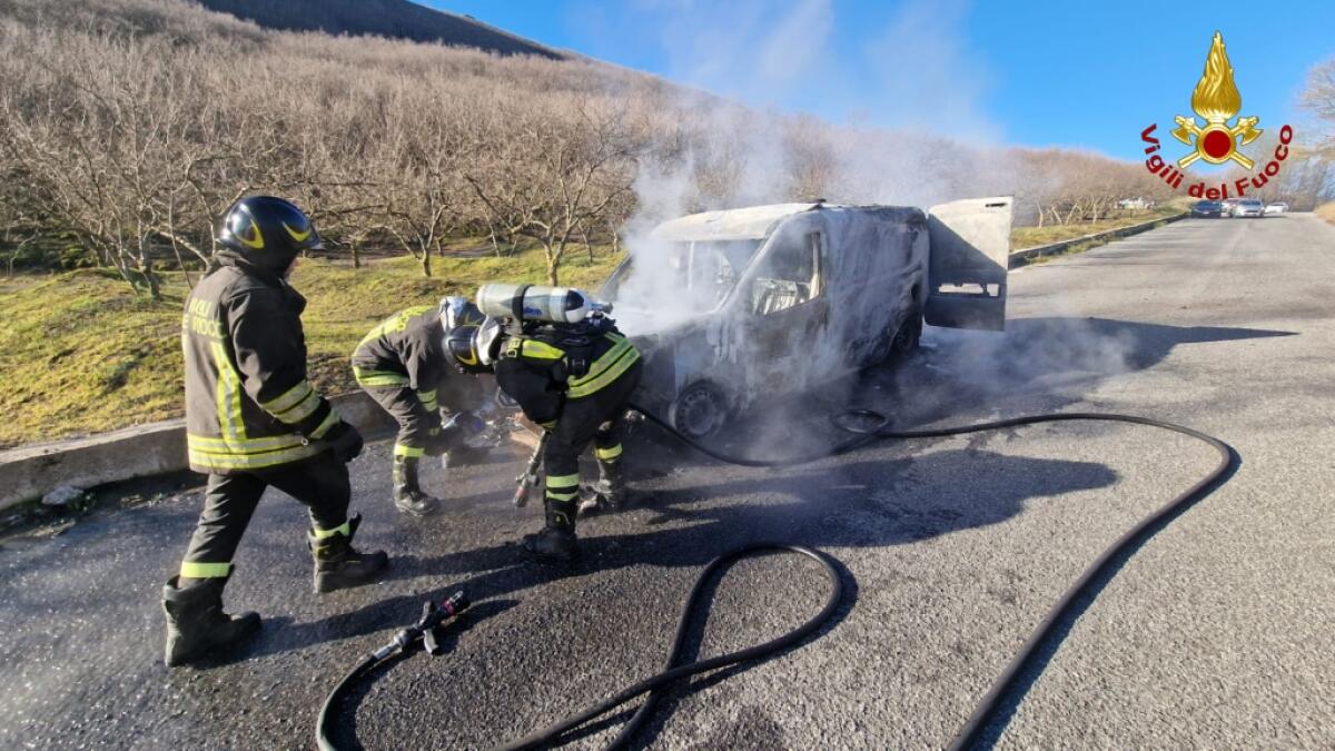 Furgone per il trasporto del pane in fiamme nel pressi del viadotto Acqualonga - 