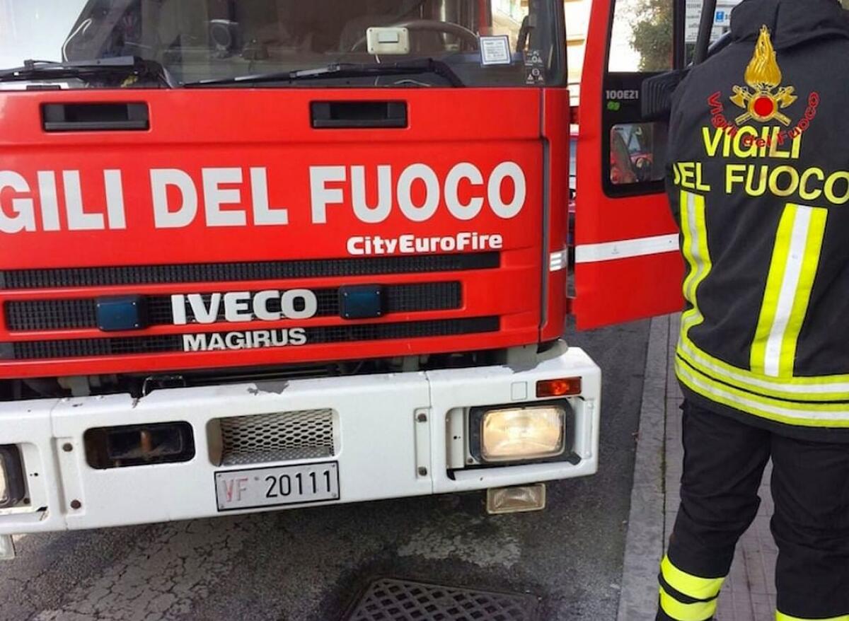 Scoppiano bombole di gas durante un incendio, feriti tre Vigili del fuoco - 