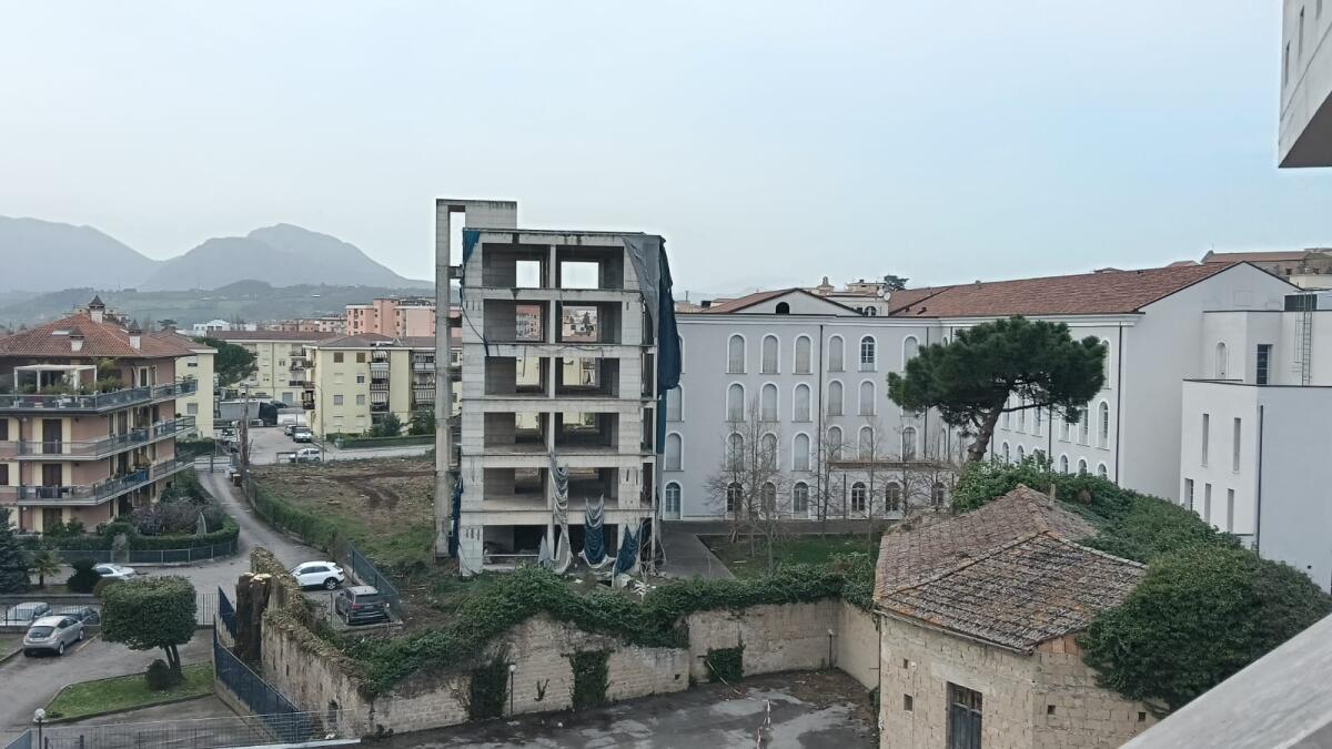Benevento, l’ex Hotel Il Molino diventa campus: gli abitanti denunciano il disboscamento totale - 