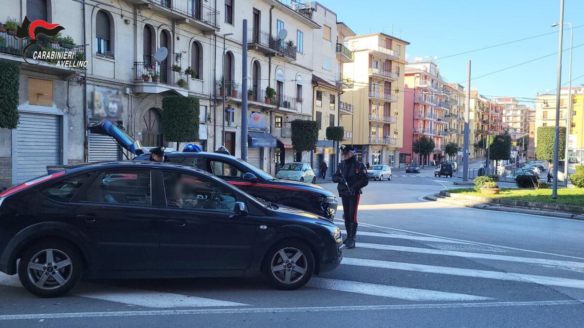 Avellino. Ai domiciliari viene sorpreso fuori casa a spacciare, in manette un 25enne extracomunitario - 