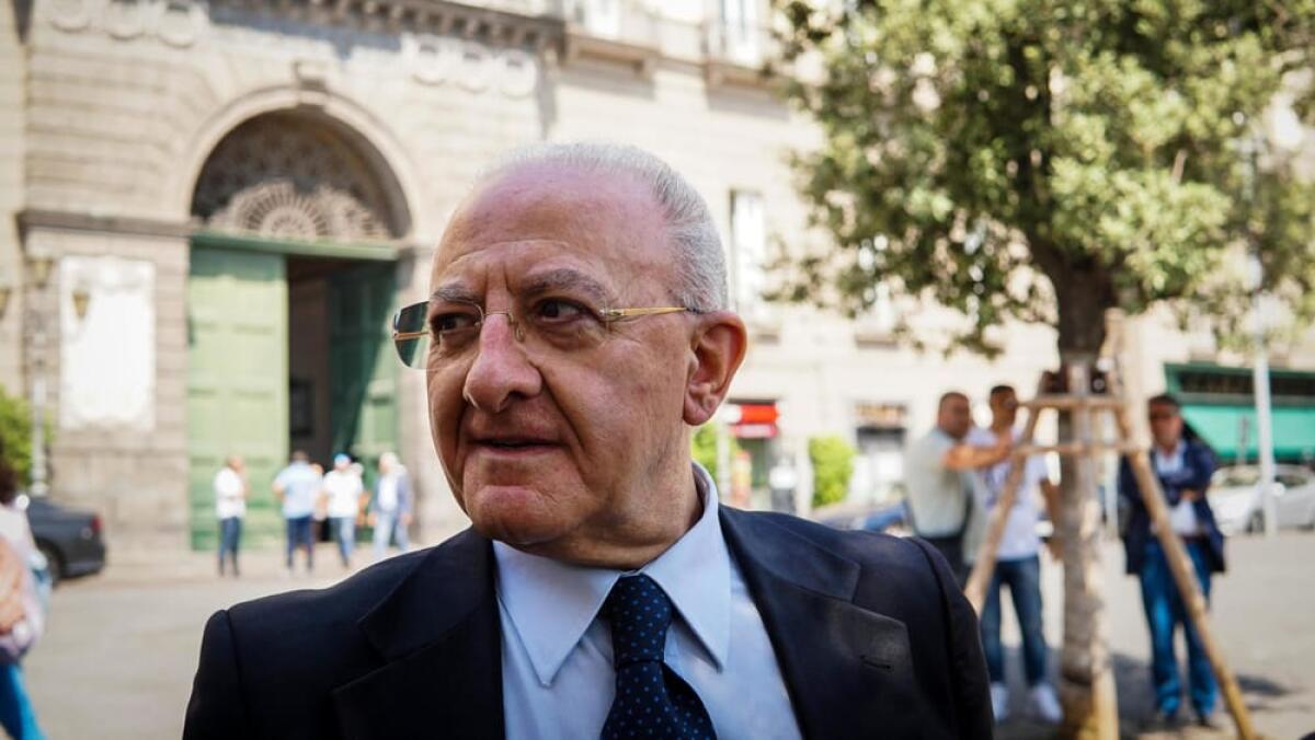 De Luca. I migranti devono non poter nuocere, non mandati a fare turismo in Albania. - 