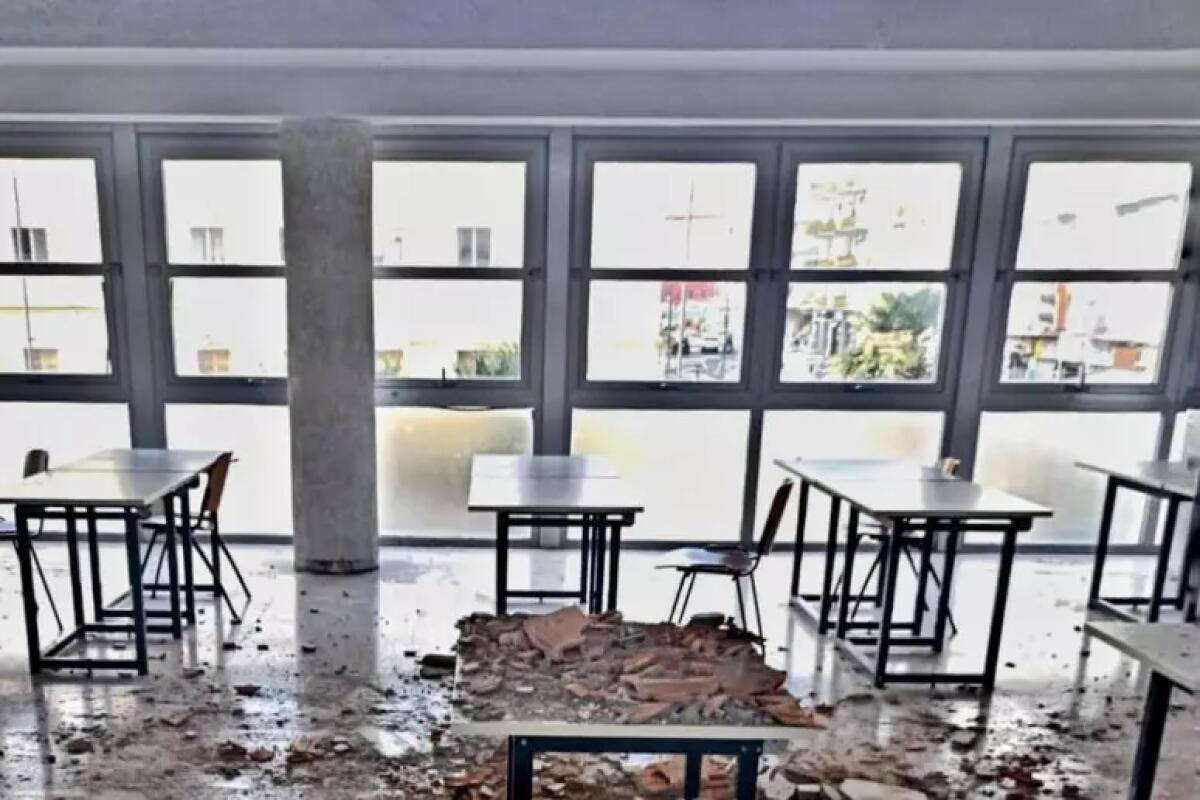 Alla Federico II,crollano calcinacci in aula durante esami - 