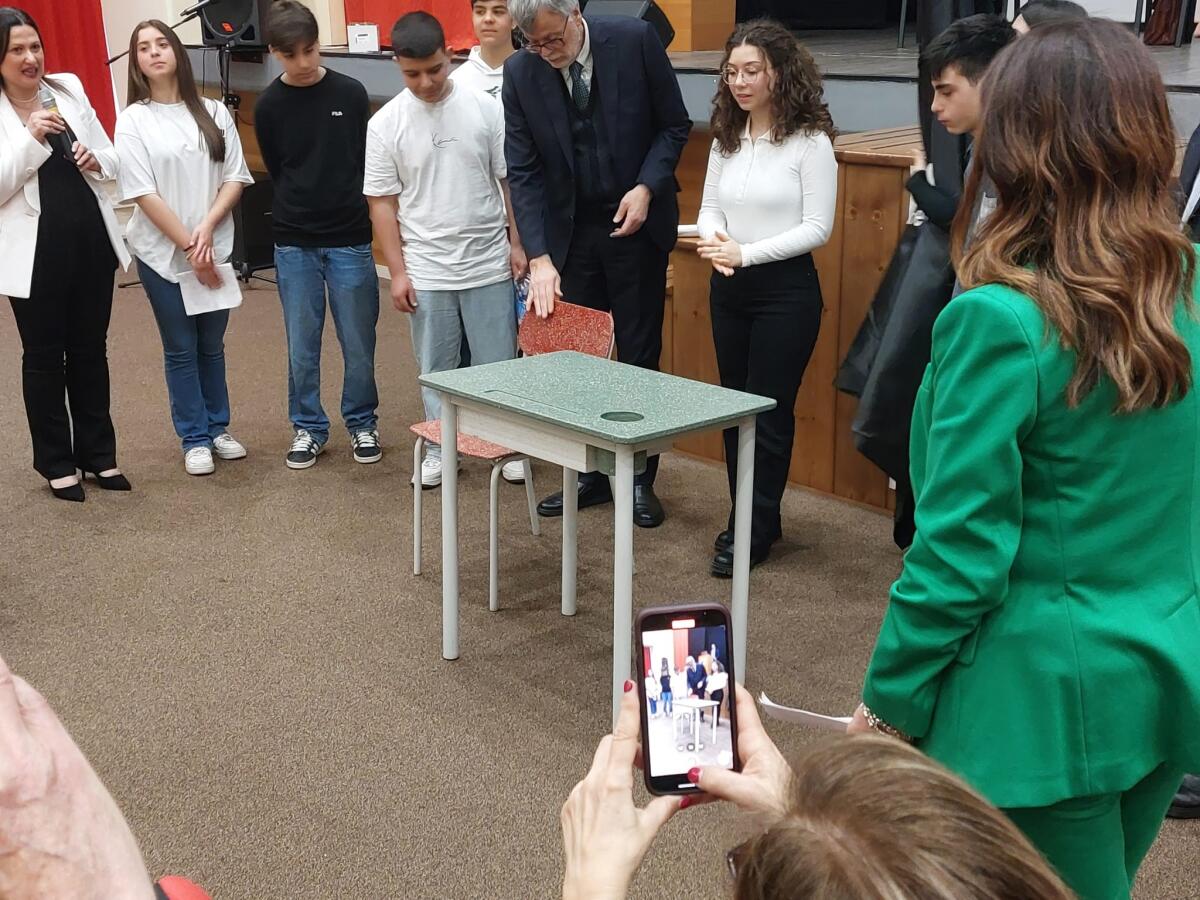 Istituto Fermi di Montesarchio ha presentato il banco scolastico sostenibile - 