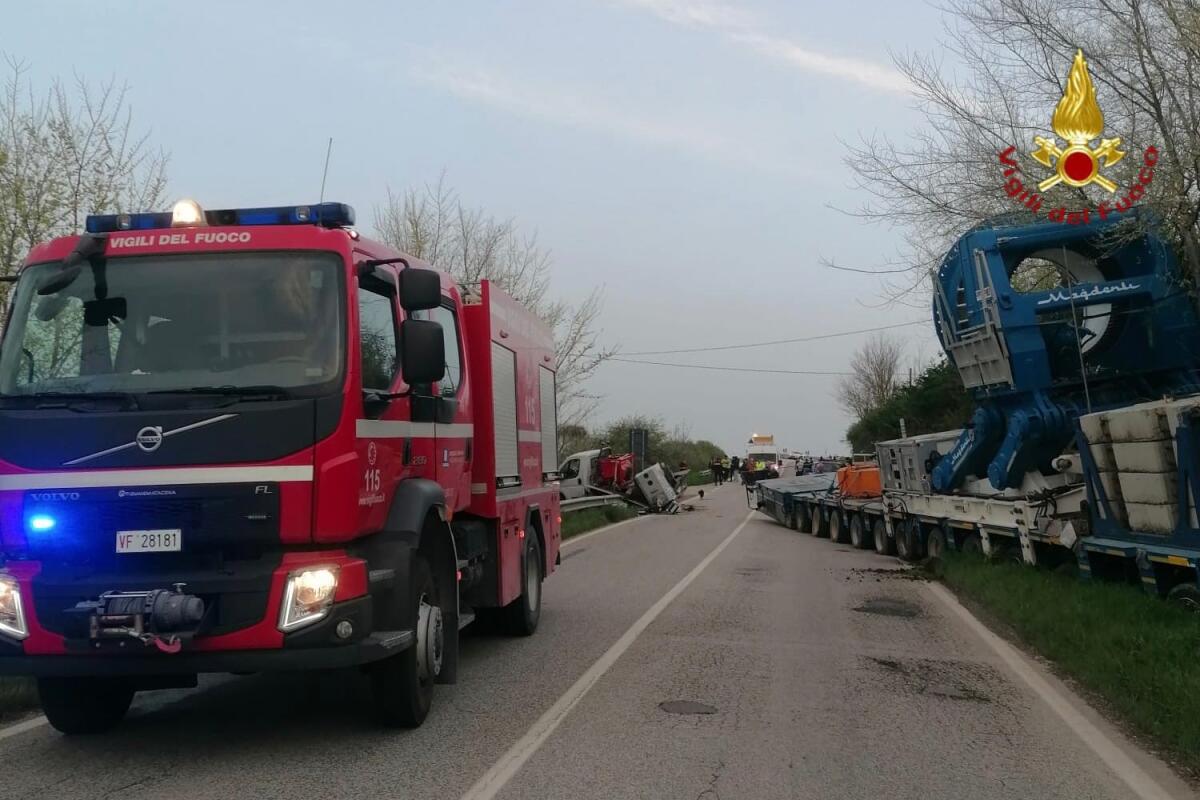 Macchina operatrice fuori controllo urta un furgone e un'autovettura, due i feriti - 