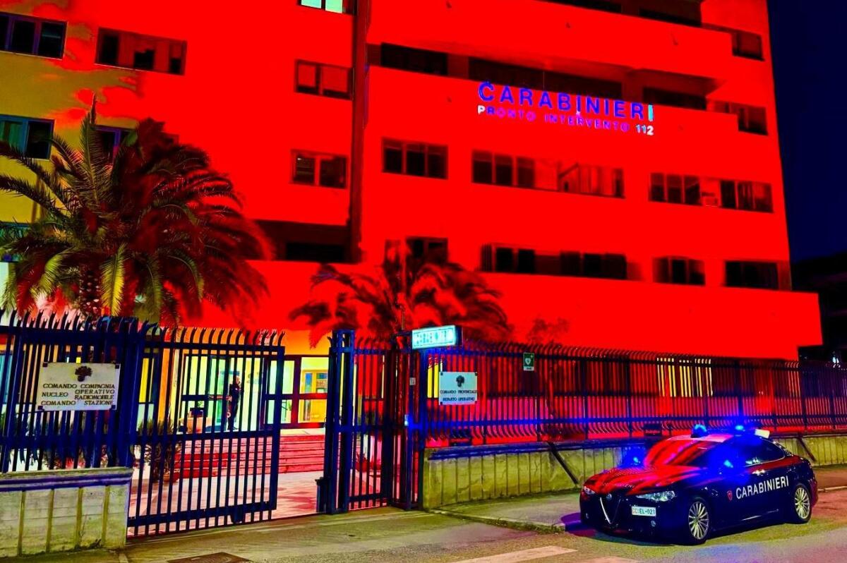 Il Comando Provinciale dei Carabinieri e le Caserme di Bonito e Fontanarosa, si tingono di rosso. - 