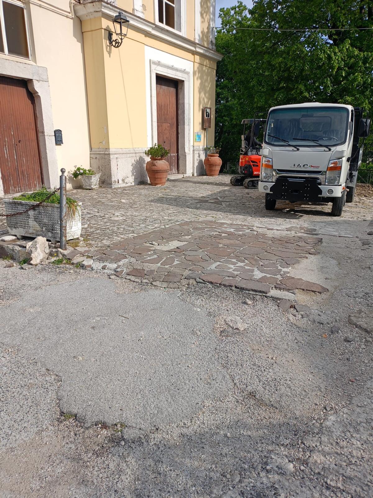 Cervinara. Lavori di pavimentazione del sagrato della chiesa Santa Maria della Valle - 