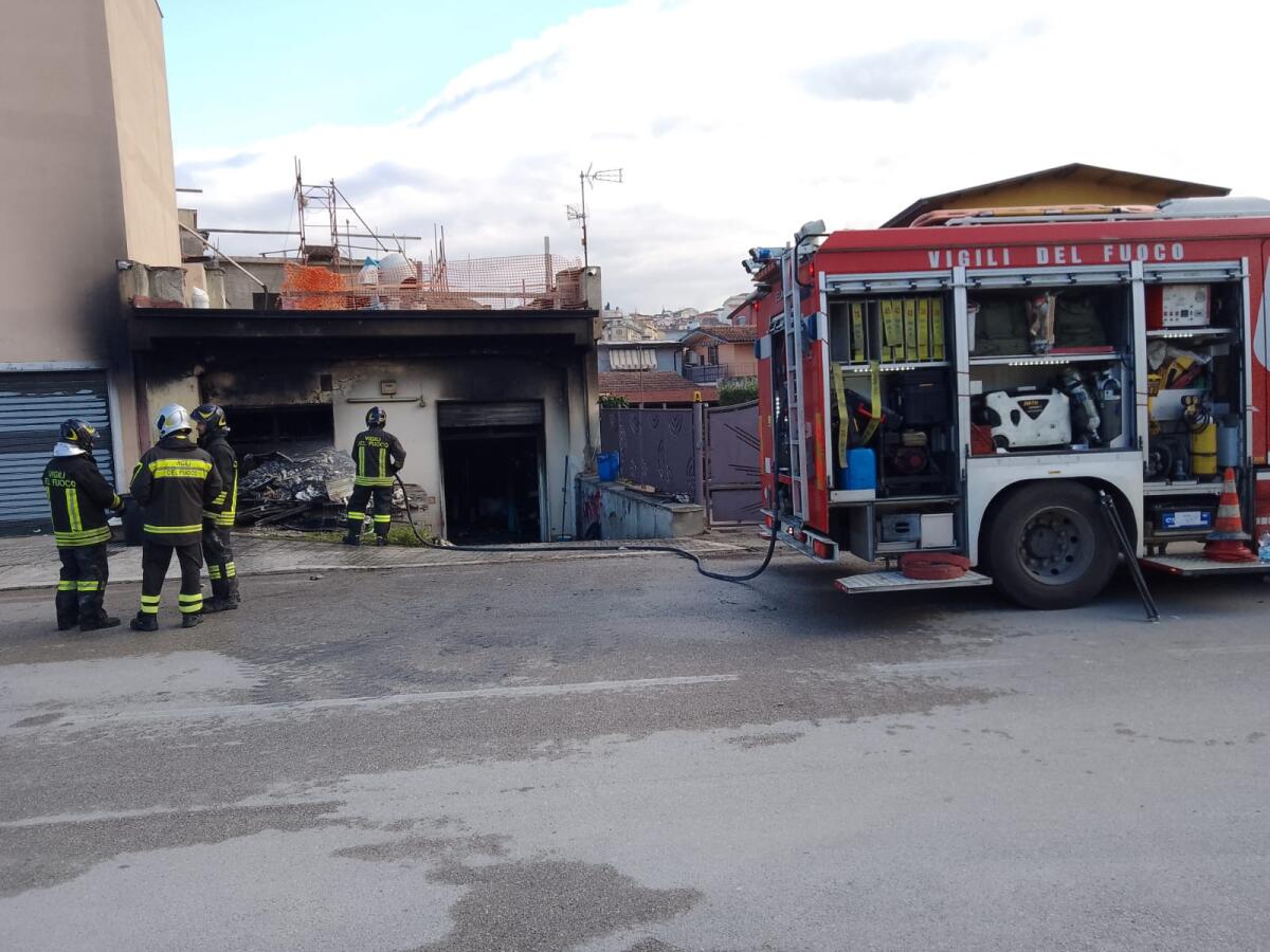 Domato l'incendio presso il deposito di Lungosabato Bacchelli, i ringraziamenti del sindaco Mastella - 