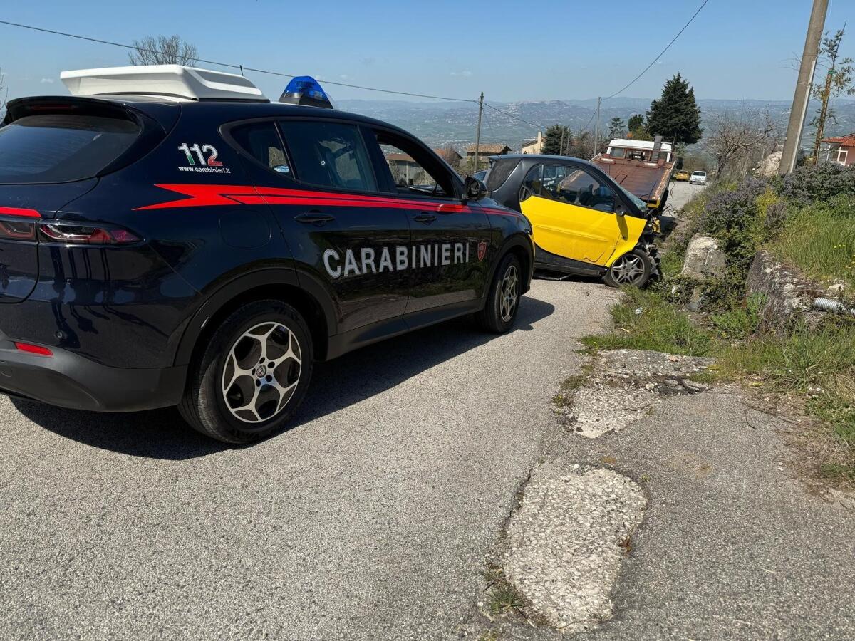 Auto contro un muro, feriti una 30enne e una minore - 