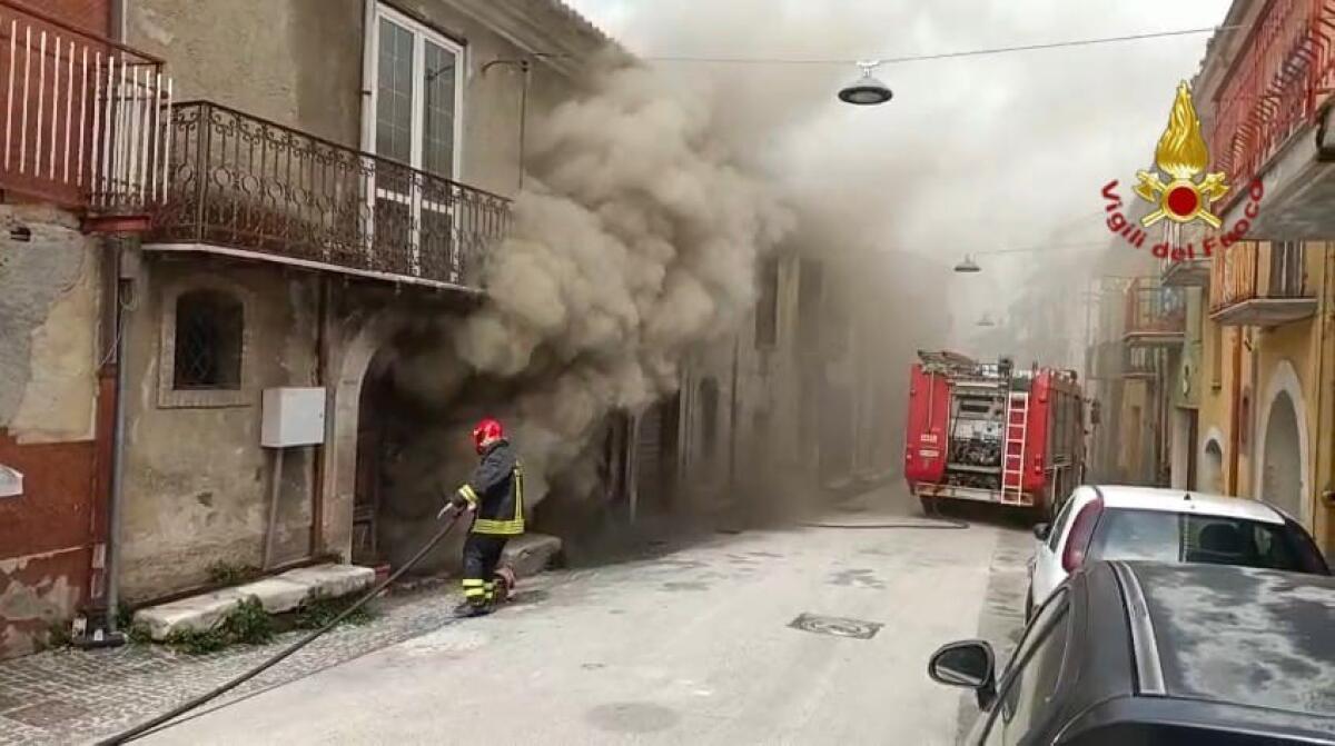 Incendio abitazione disabitata a Chiusano San Domenico - 