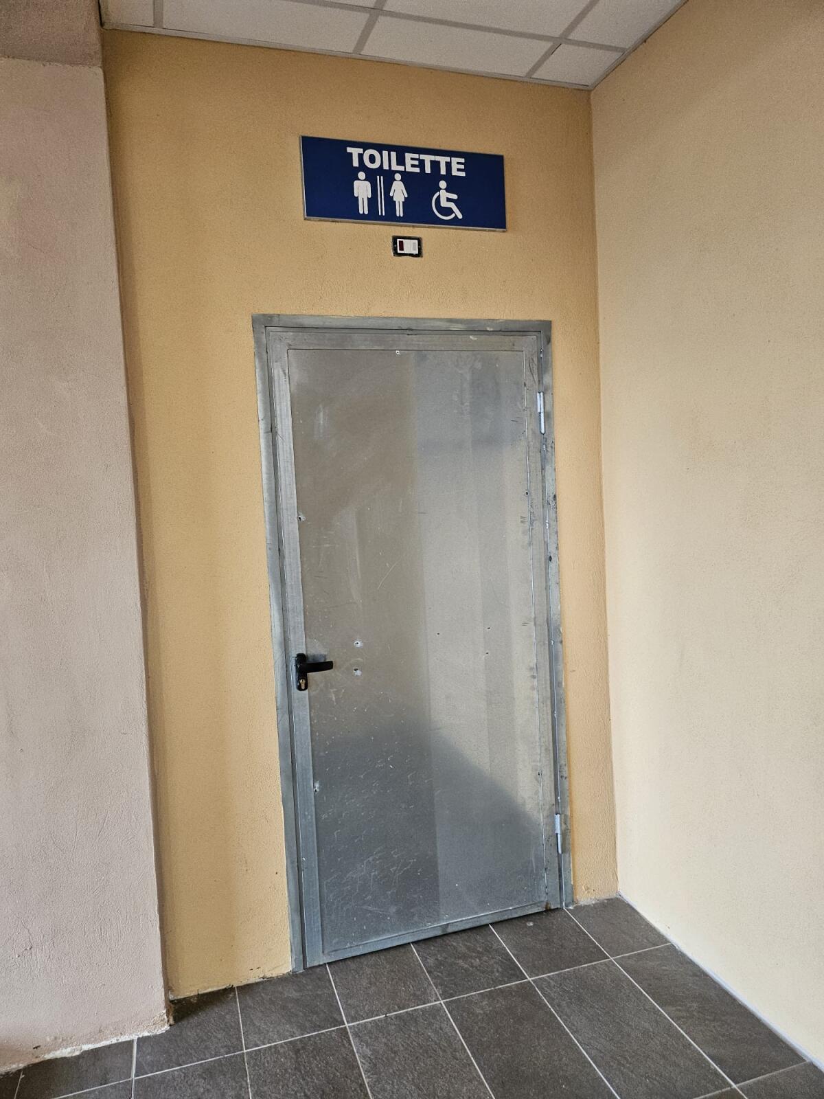 Stazione Appia di Benevento. Bagni chiusi per i viaggiatori. - 