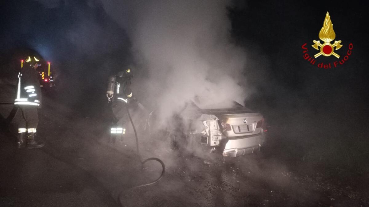 Autovettura in marcia prende fuoco, paura per il conducente - 