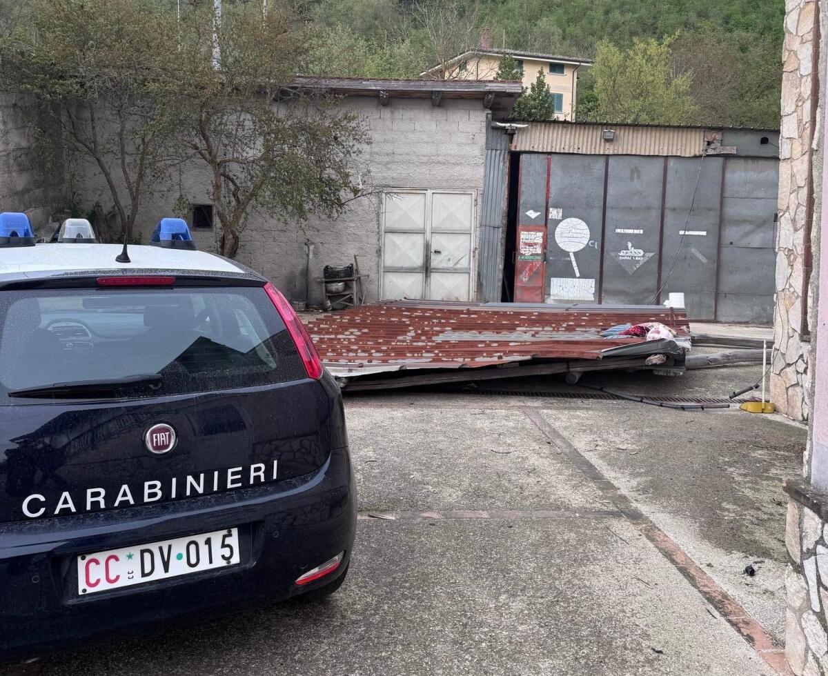 Copertura di lamiera divelta dal vento, ferito un 86enne - 