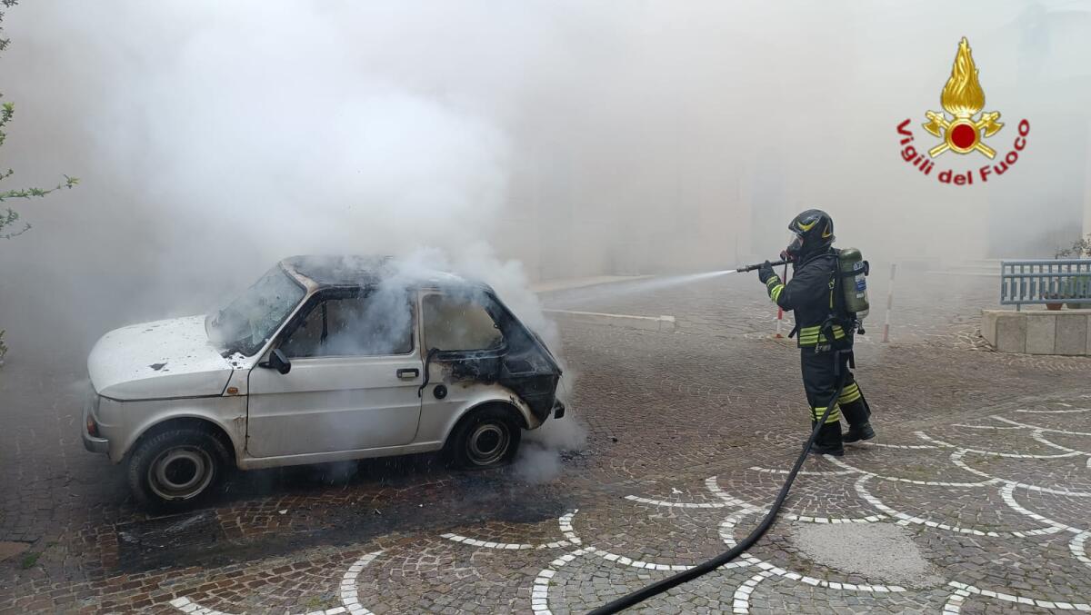Auto in fiamme ad Aiello del Sabato - 