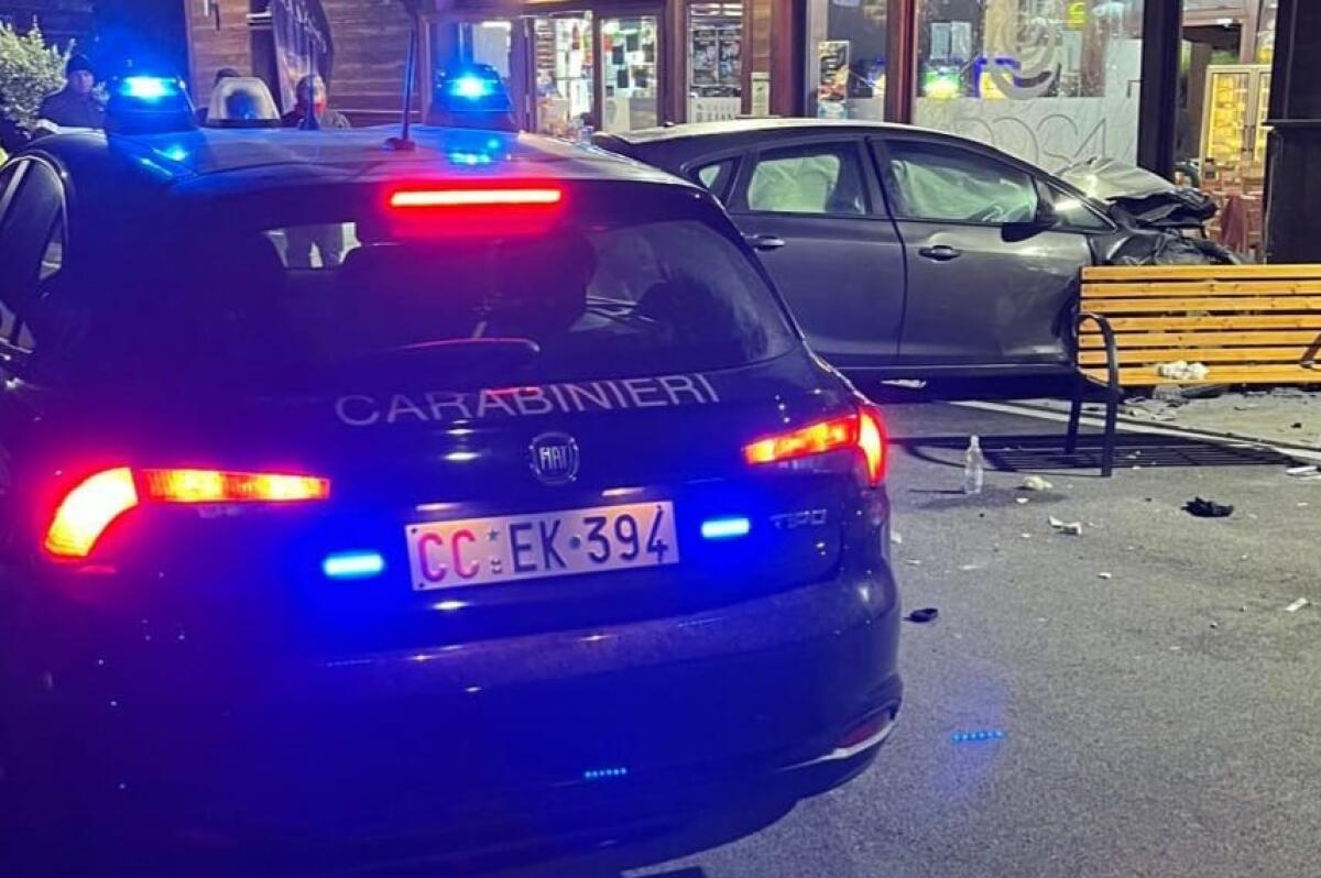 Finisce fuori strada e investe i clienti di un bar, quattro le persone ferite - 