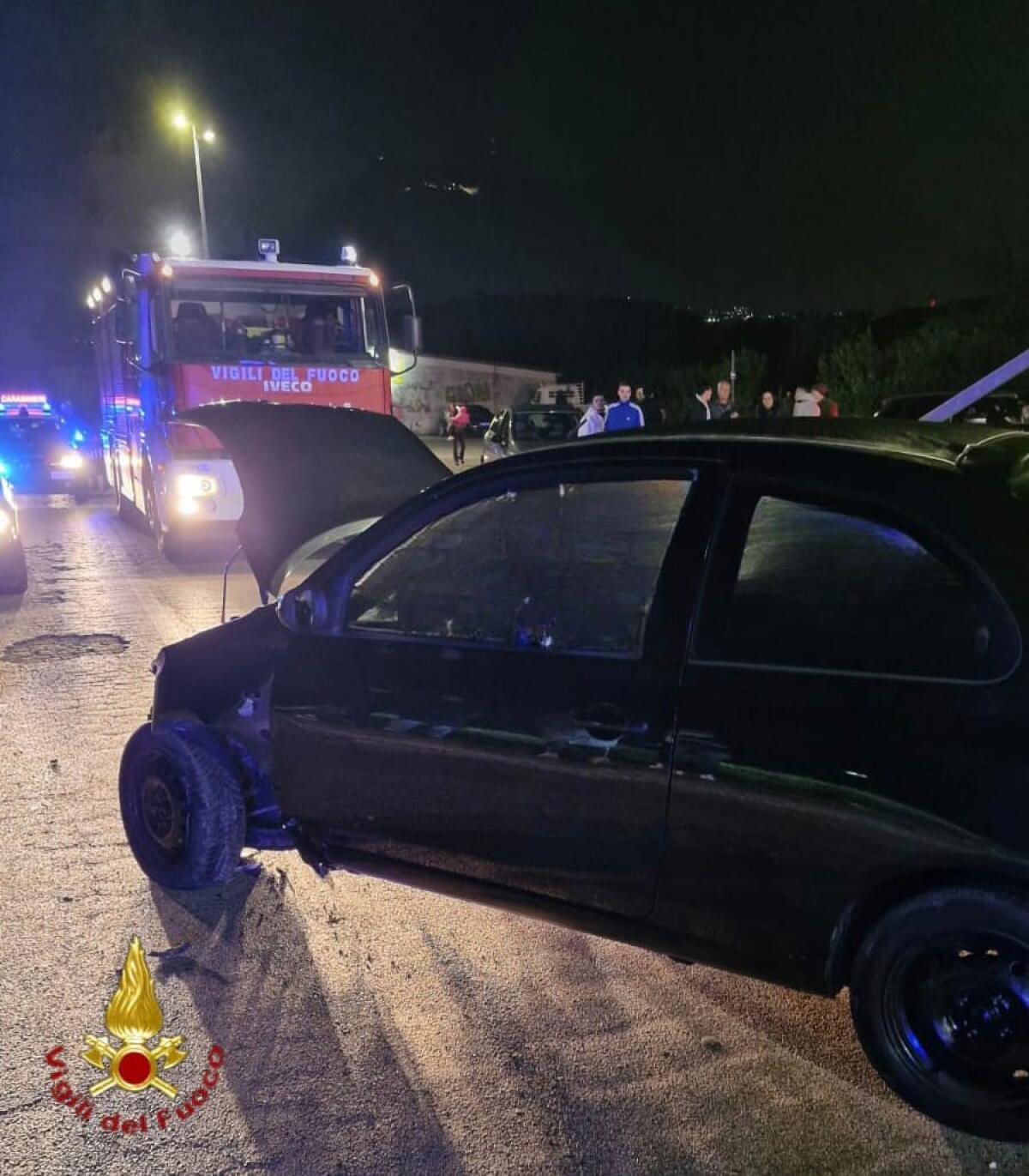 Auto contro un palo della pubblica illuminazione, ferito un 42enne - 