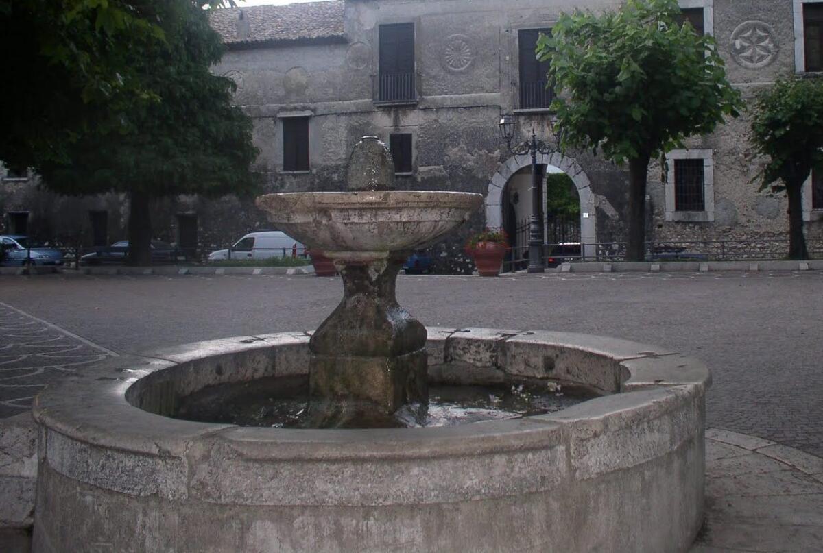 Cioffi e Sellitto chiedono un intervento per la Fontana di Piazza Elena - 