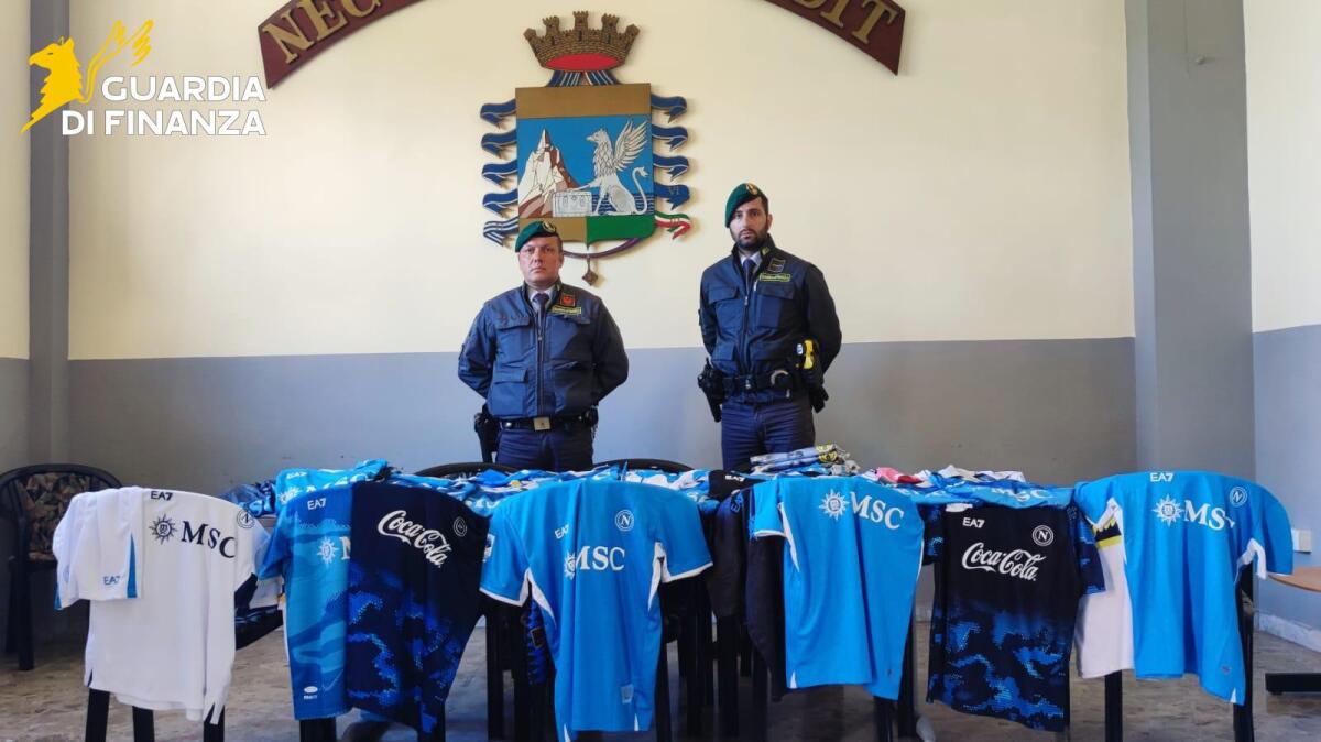 Festa scudetto, sequestrati oltre 20 mila articoli con falso marchio SSC Napoli. - 