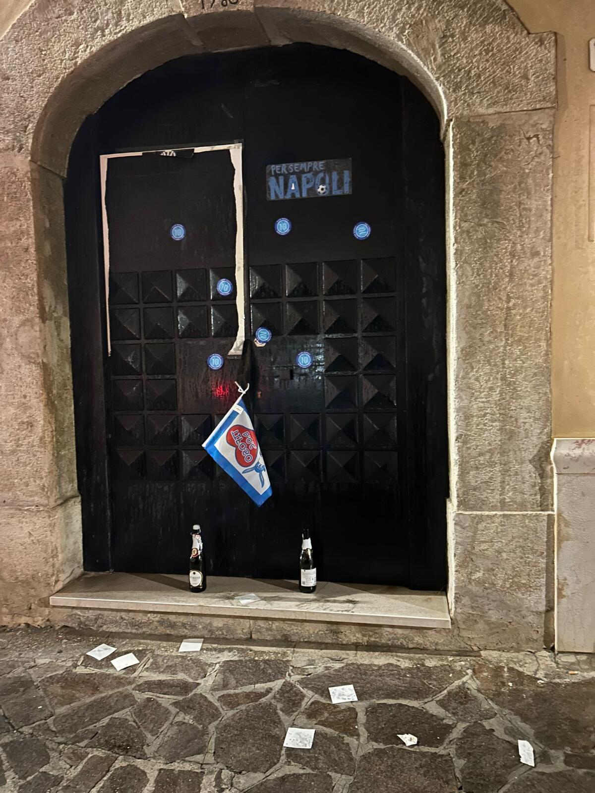 Napoli campione, deturpato ingresso sede Inter Club a Santa Maria a Vico - 