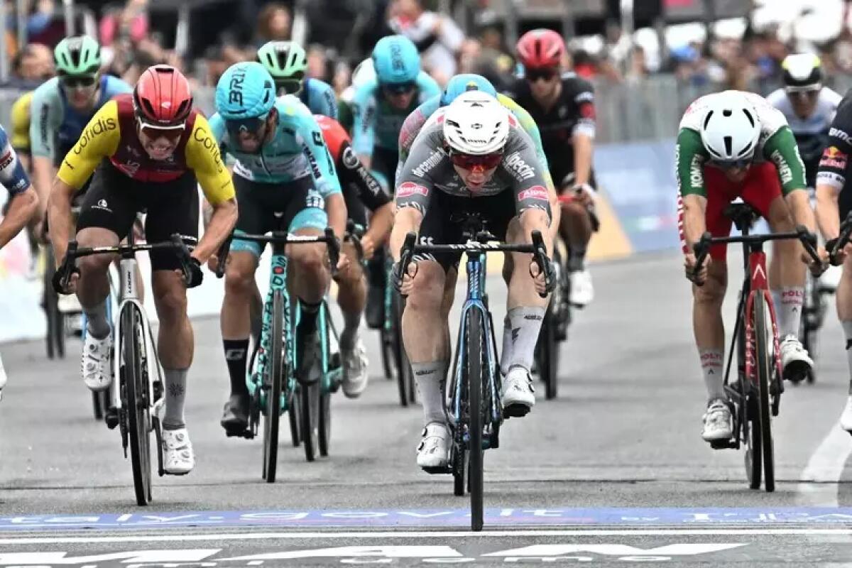 Attraversa mentre passa il Giro d'Italia, denunciato un 67enne - 