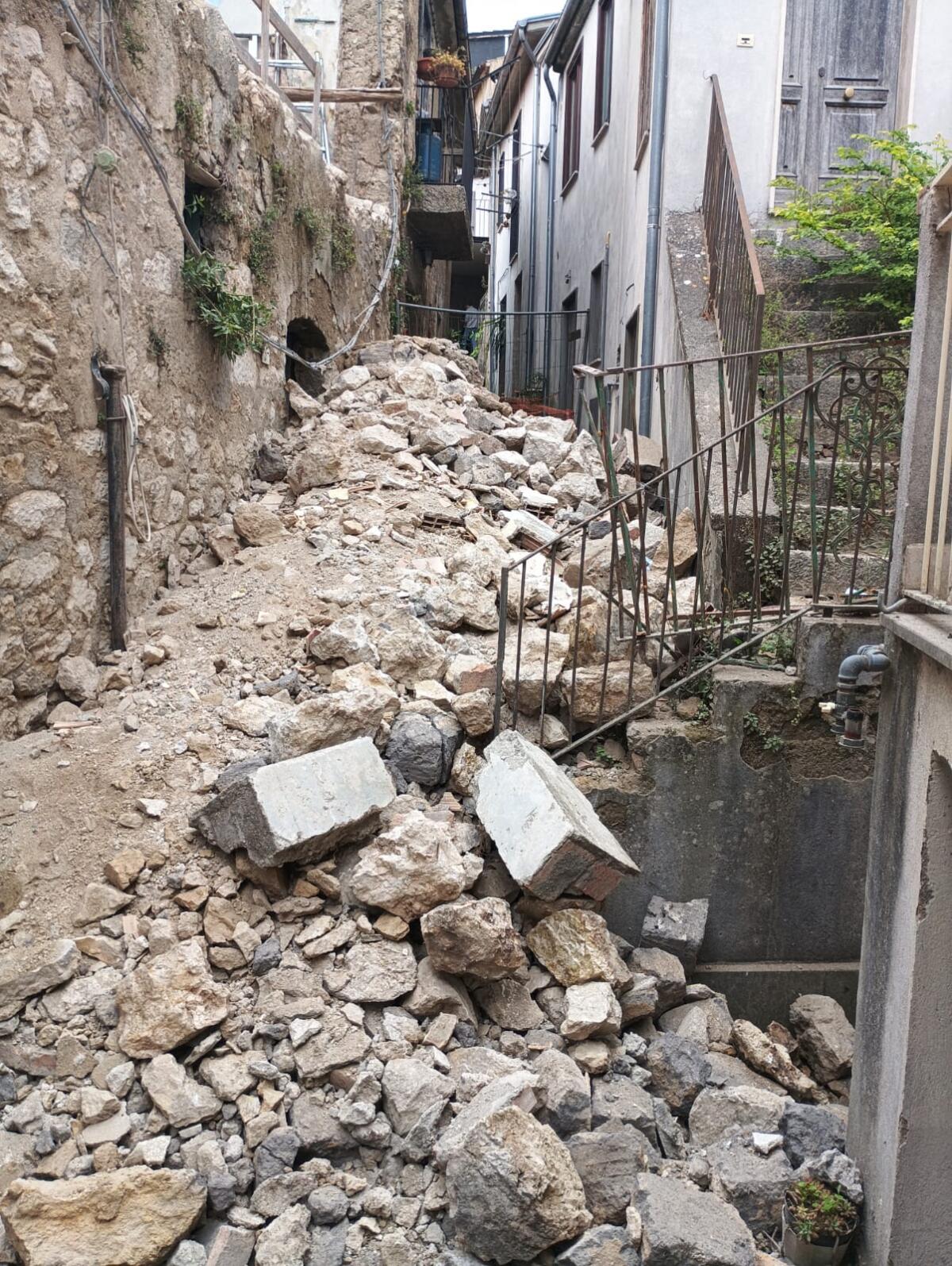 La promozione turistica del centro storico di Roccabascerana passa per le demolizioni silenziose. - 