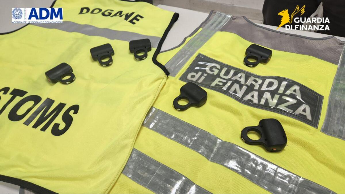  Sequestrati 6 tirapugni con taser incorporato. - 