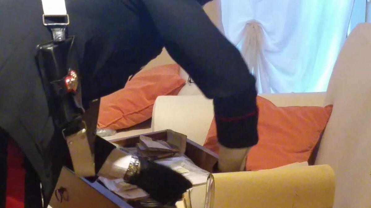 Tenta di disfarsi della droga lanciandola nel cortile: 50enne denunciata dai Carabinieri. - 